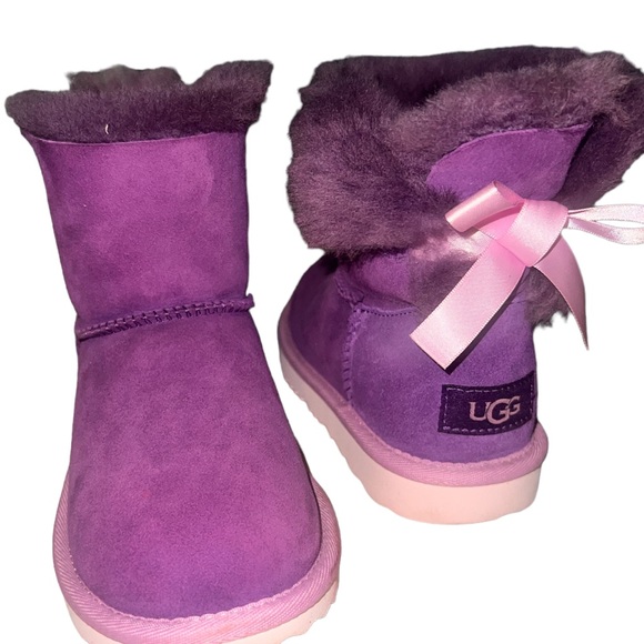 UGG Other - NWOB UGG AUSTRALIA KIDS "MINI BAILEY BOW II" GIRLS' SUEDE BOOTS Girls size 2